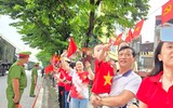 Người dân hân hoan ngắm khí tài hiện đại trong buổi sơ duyệt sự kiện A80