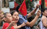 Người dân hân hoan ngắm khí tài hiện đại trong buổi sơ duyệt sự kiện A80