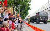 Người dân hân hoan ngắm khí tài hiện đại trong buổi sơ duyệt sự kiện A80