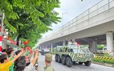 Người dân hân hoan ngắm khí tài hiện đại trong buổi sơ duyệt sự kiện A80