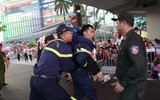 Những khoảnh khắc không thể nào quên của các chiến sỹ Cảnh sát phòng cháy chữa cháy Hà Nội