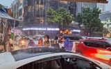 Những 'cọc tiêu' quả cảm giữa cơn mưa lớn trắng trời Hà Nội