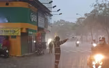 Những 'cọc tiêu' quả cảm giữa cơn mưa lớn trắng trời Hà Nội