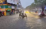 Những 'cọc tiêu' quả cảm giữa cơn mưa lớn trắng trời Hà Nội