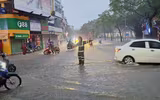Những 'cọc tiêu' quả cảm giữa cơn mưa lớn trắng trời Hà Nội