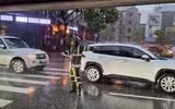 Những 'cọc tiêu' quả cảm giữa cơn mưa lớn trắng trời Hà Nội