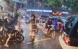 Những 'cọc tiêu' quả cảm giữa cơn mưa lớn trắng trời Hà Nội