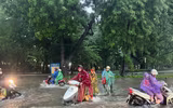 Những 'cọc tiêu' quả cảm giữa cơn mưa lớn trắng trời Hà Nội