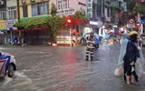 Những 'cọc tiêu' quả cảm giữa cơn mưa lớn trắng trời Hà Nội