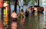 Xúc động hình ảnh chiến sĩ công an 'giải cứu' 68 học sinh trường Tiểu học Nguyễn Bá Ngọc 'mắc kẹt' giữa vùng ngập sâu