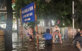 Xúc động hình ảnh chiến sĩ công an 'giải cứu' 68 học sinh trường Tiểu học Nguyễn Bá Ngọc 'mắc kẹt' giữa vùng ngập sâu