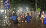 Xúc động hình ảnh chiến sĩ công an 'giải cứu' 68 học sinh trường Tiểu học Nguyễn Bá Ngọc 'mắc kẹt' giữa vùng ngập sâu