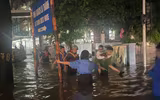 Xúc động hình ảnh chiến sĩ công an 'giải cứu' 68 học sinh trường Tiểu học Nguyễn Bá Ngọc 'mắc kẹt' giữa vùng ngập sâu