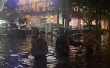 Xúc động hình ảnh chiến sĩ công an 'giải cứu' 68 học sinh trường Tiểu học Nguyễn Bá Ngọc 'mắc kẹt' giữa vùng ngập sâu