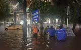 Xúc động hình ảnh chiến sĩ công an 'giải cứu' 68 học sinh trường Tiểu học Nguyễn Bá Ngọc 'mắc kẹt' giữa vùng ngập sâu