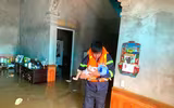 Hình ảnh người dân xã Trung Giã được lực lượng Công an Hà Nội hỗ trợ tránh lũ