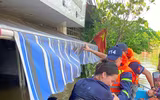 Hình ảnh người dân xã Trung Giã được lực lượng Công an Hà Nội hỗ trợ tránh lũ