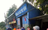 Hình ảnh người dân xã Trung Giã được lực lượng Công an Hà Nội hỗ trợ tránh lũ