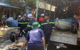 Hình ảnh người dân xã Trung Giã được lực lượng Công an Hà Nội hỗ trợ tránh lũ