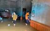 Hình ảnh người dân xã Trung Giã được lực lượng Công an Hà Nội hỗ trợ tránh lũ