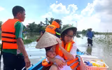 Hình ảnh người dân xã Trung Giã được lực lượng Công an Hà Nội hỗ trợ tránh lũ