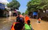 Hình ảnh người dân xã Trung Giã được lực lượng Công an Hà Nội hỗ trợ tránh lũ