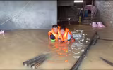 Hình ảnh người dân xã Trung Giã được lực lượng Công an Hà Nội hỗ trợ tránh lũ