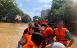 Hình ảnh người dân xã Trung Giã được lực lượng Công an Hà Nội hỗ trợ tránh lũ