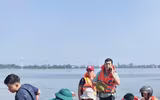 Hình ảnh người dân xã Trung Giã được lực lượng Công an Hà Nội hỗ trợ tránh lũ