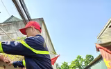 Hình ảnh người dân xã Trung Giã được lực lượng Công an Hà Nội hỗ trợ tránh lũ
