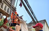 Hình ảnh người dân xã Trung Giã được lực lượng Công an Hà Nội hỗ trợ tránh lũ