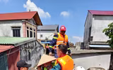 Hình ảnh người dân xã Trung Giã được lực lượng Công an Hà Nội hỗ trợ tránh lũ