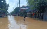 Hình ảnh người dân xã Trung Giã được lực lượng Công an Hà Nội hỗ trợ tránh lũ