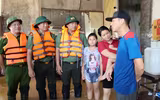 Lãnh đạo CATP Hà Nội thăm hỏi, tặng quà nhân dân bị ảnh hưởng bởi lũ tại xã Trung Giã