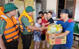 Lãnh đạo CATP Hà Nội thăm hỏi, tặng quà nhân dân bị ảnh hưởng bởi lũ tại xã Trung Giã