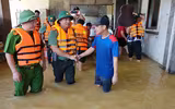 Lãnh đạo CATP Hà Nội thăm hỏi, tặng quà nhân dân bị ảnh hưởng bởi lũ tại xã Trung Giã