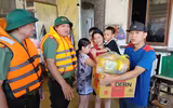 Lãnh đạo CATP Hà Nội thăm hỏi, tặng quà nhân dân bị ảnh hưởng bởi lũ tại xã Trung Giã