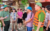 Lãnh đạo CATP Hà Nội thăm hỏi, tặng quà nhân dân bị ảnh hưởng bởi lũ tại xã Trung Giã