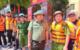 Lãnh đạo CATP Hà Nội thăm hỏi, tặng quà nhân dân bị ảnh hưởng bởi lũ tại xã Trung Giã