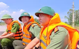 Lãnh đạo CATP Hà Nội thăm hỏi, tặng quà nhân dân bị ảnh hưởng bởi lũ tại xã Trung Giã
