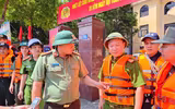 Lãnh đạo CATP Hà Nội thăm hỏi, tặng quà nhân dân bị ảnh hưởng bởi lũ tại xã Trung Giã