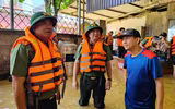 Lãnh đạo CATP Hà Nội thăm hỏi, tặng quà nhân dân bị ảnh hưởng bởi lũ tại xã Trung Giã