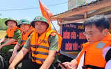 Lãnh đạo CATP Hà Nội thăm hỏi, tặng quà nhân dân bị ảnh hưởng bởi lũ tại xã Trung Giã