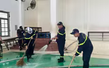 Cảnh sát phòng cháy, chữa cháy và cứu nạn, cứu hộ Thủ đô vào tận nhà giúp người dân xã Trung Giã dọn bùn sau lũ