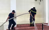 Cảnh sát phòng cháy, chữa cháy và cứu nạn, cứu hộ Thủ đô vào tận nhà giúp người dân xã Trung Giã dọn bùn sau lũ