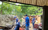 Cảnh sát phòng cháy, chữa cháy và cứu nạn, cứu hộ Thủ đô vào tận nhà giúp người dân xã Trung Giã dọn bùn sau lũ