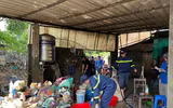 Cảnh sát phòng cháy, chữa cháy và cứu nạn, cứu hộ Thủ đô vào tận nhà giúp người dân xã Trung Giã dọn bùn sau lũ