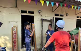 Cảnh sát phòng cháy, chữa cháy và cứu nạn, cứu hộ Thủ đô vào tận nhà giúp người dân xã Trung Giã dọn bùn sau lũ