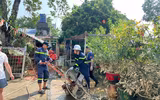 Cảnh sát phòng cháy, chữa cháy và cứu nạn, cứu hộ Thủ đô vào tận nhà giúp người dân xã Trung Giã dọn bùn sau lũ