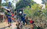Cảnh sát phòng cháy, chữa cháy và cứu nạn, cứu hộ Thủ đô vào tận nhà giúp người dân xã Trung Giã dọn bùn sau lũ